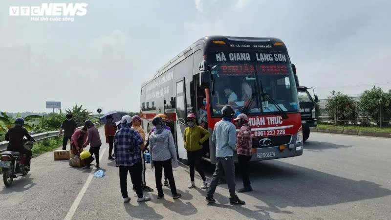 Rùng mình hàng chục tài xế xe ôm chặn đầu, đu bám cửa xe bắt khách giữa quốc lộ - 6