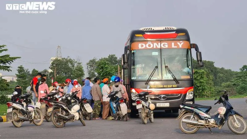 Rùng mình hàng chục tài xế xe ôm chặn đầu, đu bám cửa xe bắt khách giữa quốc lộ - 7