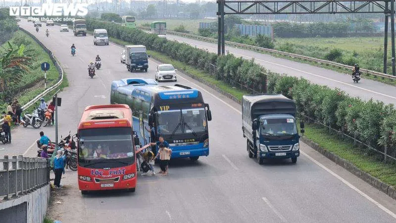 Rùng mình hàng chục tài xế xe ôm chặn đầu, đu bám cửa xe bắt khách giữa quốc lộ - 8