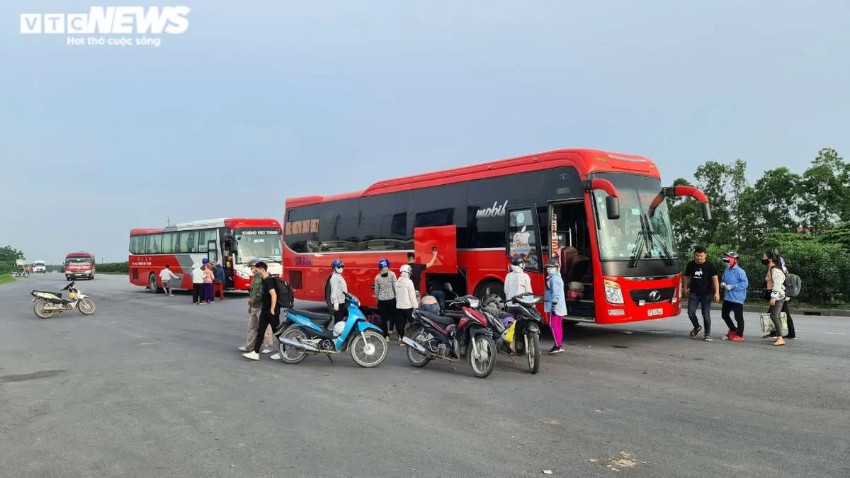 Rùng mình hàng chục tài xế xe ôm chặn đầu, đu bám cửa xe bắt khách giữa quốc lộ - 9