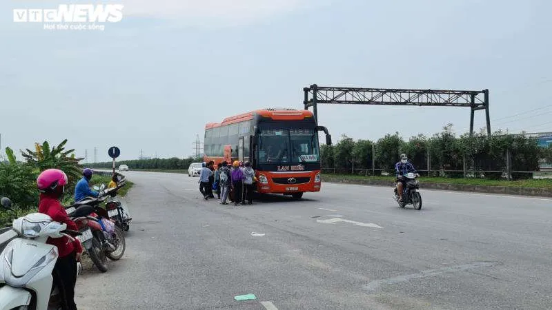 Rùng mình hàng chục tài xế xe ôm chặn đầu, đu bám cửa xe bắt khách giữa quốc lộ - 10