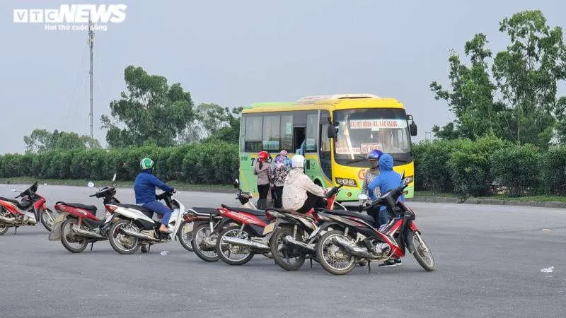 Rùng mình hàng chục tài xế xe ôm chặn đầu, đu bám cửa xe bắt khách giữa quốc lộ - 11