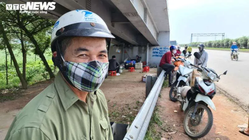 Rùng mình hàng chục tài xế xe ôm chặn đầu, đu bám cửa xe bắt khách giữa quốc lộ - 12