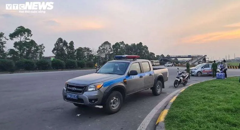 Rùng mình hàng chục tài xế xe ôm chặn đầu, đu bám cửa xe bắt khách giữa quốc lộ - 13