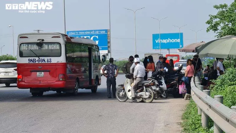 Rùng mình hàng chục tài xế xe ôm chặn đầu, đu bám cửa xe bắt khách giữa quốc lộ - 14