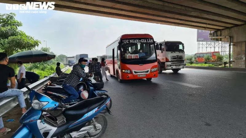 Rùng mình hàng chục tài xế xe ôm chặn đầu, đu bám cửa xe bắt khách giữa quốc lộ - 15