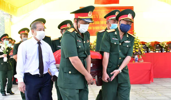 Đón 15 hài cốt liệt sĩ, chuyên gia vô danh hy sinh ở nước bạn Lào về đất mẹ - 1