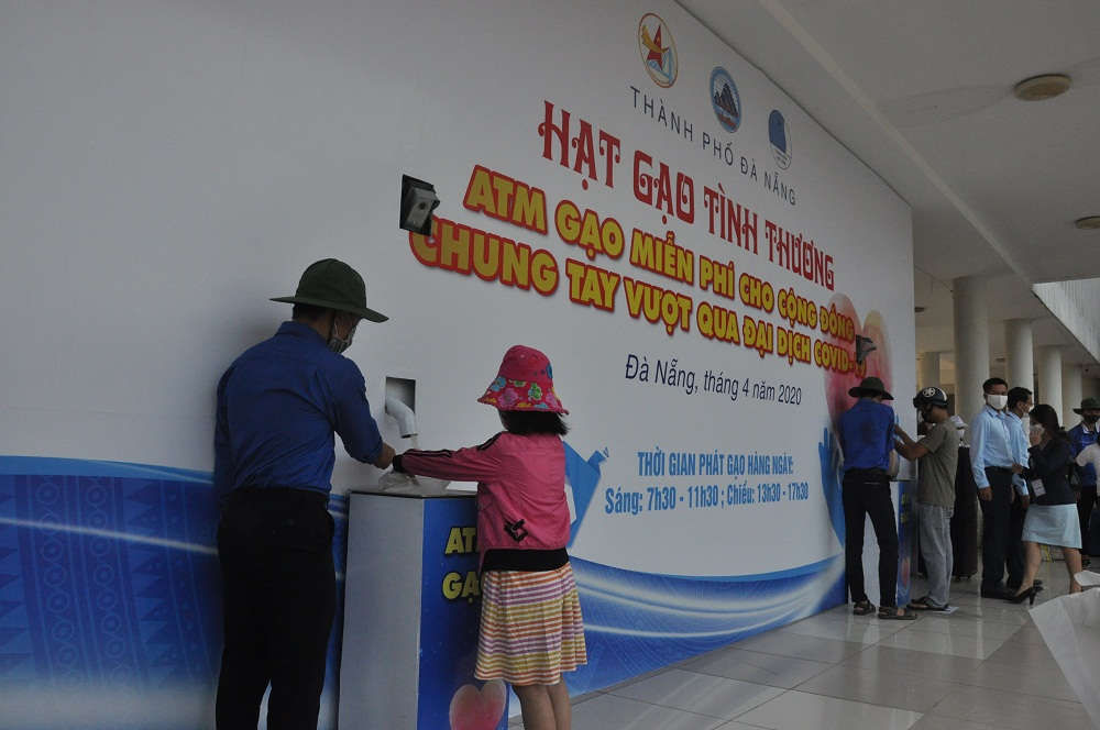 Hội doanh nhân trẻ Đà Nẵng tổ chức chương trình ATM gạo để hỗ trợ người khó khăn.