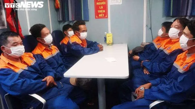 Dông lốc đánh chìm tàu trên biển, 7 ngư dân may mắn thoát chết - 1