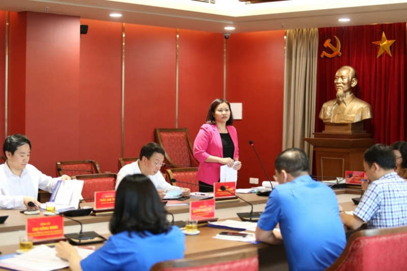 Đồng ch&iacute; Nguyễn Thị Tuyến, Ủy vi&ecirc;n Ban Thường vụ, Trưởng ban D&acirc;n vận Th&agrave;nh ủy H&agrave; Nội ph&aacute;t biểu tại hội nghị