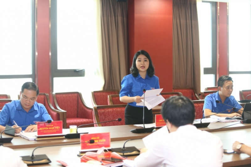 Đồng ch&iacute; Chu Hồng Minh, Ủy vi&ecirc;n Ban chấp h&agrave;nh Trung ương Đo&agrave;n, Ph&oacute; B&iacute; thư Thường trực Th&agrave;nh đo&agrave;n, Chủ tịch Hội Sinh vi&ecirc;n th&agrave;nh phố H&agrave; Nội b&aacute;o c&aacute;o kết quả thực hiện Quy chế c&aacute;n bộ đo&agrave;n