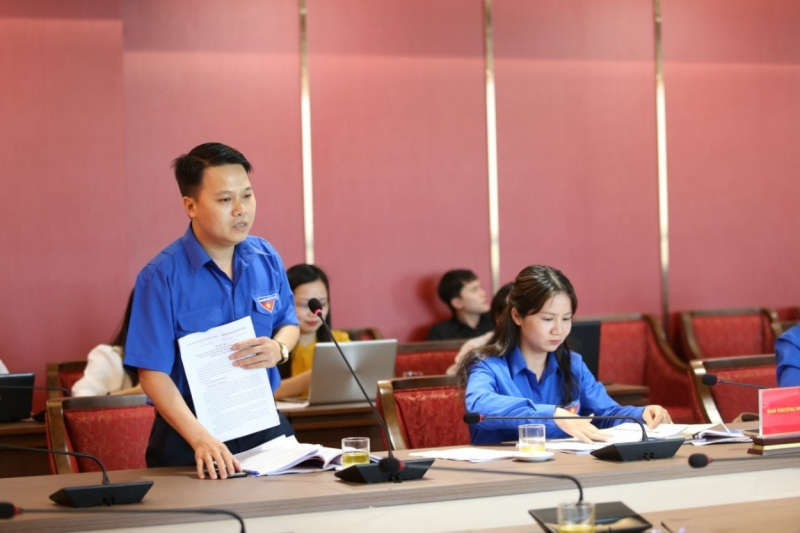 Anh Nguyễn Mạnh Dương, B&iacute; thư Huyện đo&agrave;n S&oacute;c Sơn chia sẻ &yacute; kiến tại hội nghị