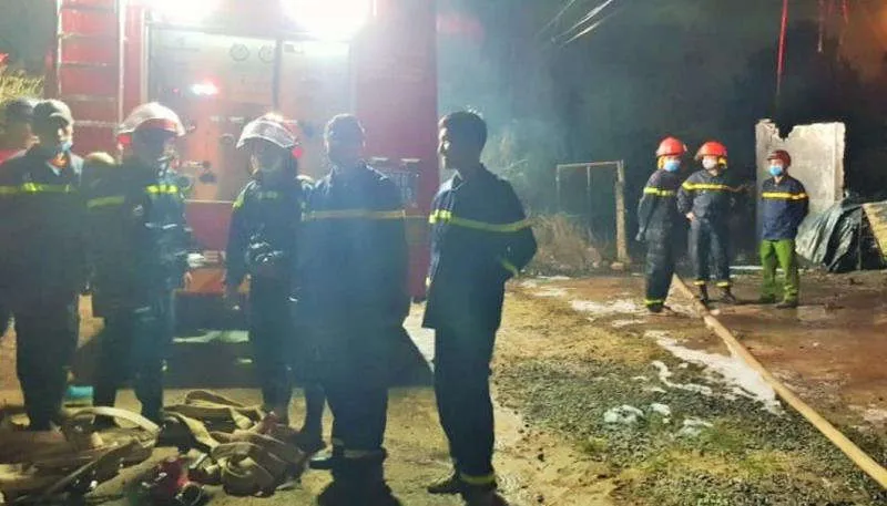 Nhiều tiếng nổ lớn ph&aacute;t ra từ đ&aacute;m ch&aacute;y nh&agrave; kho ho&aacute; chất  - 1