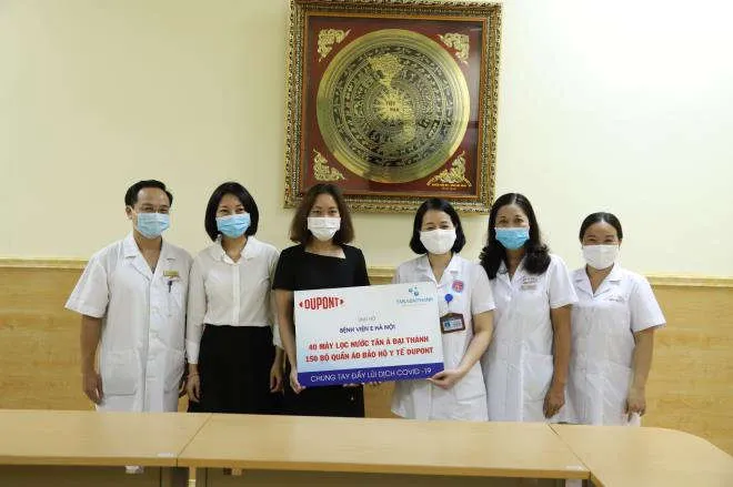 Hai 'ông lớn' chung tay góp sức chống dịch COVID-19