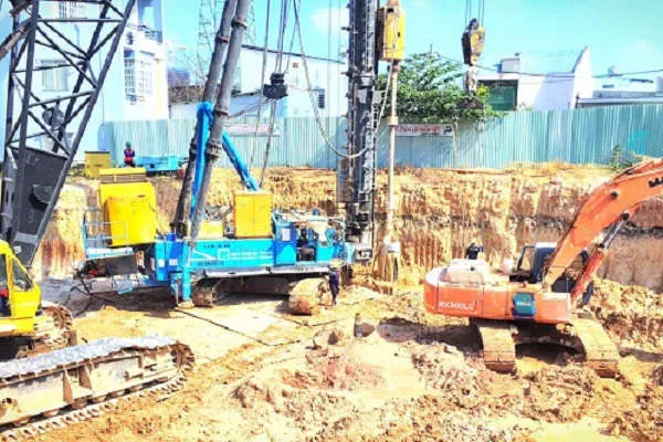 Bên trong Dự án, các công nhân đang hối hả thi công sau thời gian giãn cách xã hội