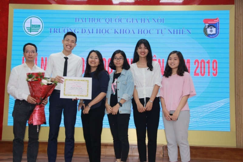 Nguyễn Ngọc Trung v&agrave; thầy gi&aacute;o hướng dẫn c&ugrave;ng c&aacute;c th&agrave;nh vi&ecirc;n trong nh&oacute;m tại hội nghị nghi&ecirc;n cứu khoa học cấp trường