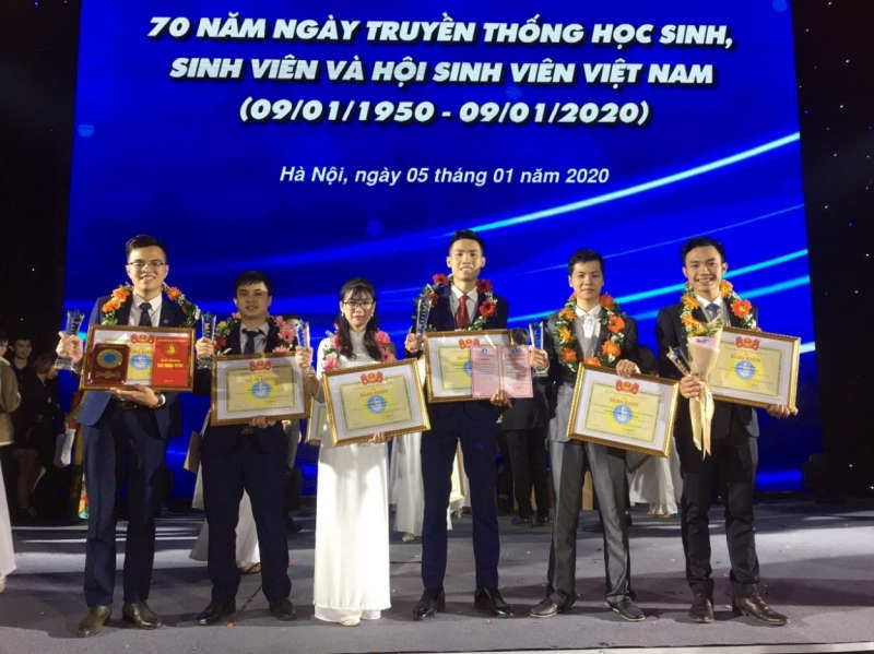 Nguyễn Ngọc Trung (thứ ba từ phải sang) nhận danh hiệu Sinh vi&ecirc;n 5 tốt cấp Trung ương
