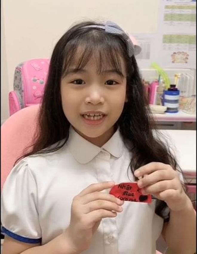 Học sinh tiểu học reo hò vui mừng trước ngày quay trở lại trường