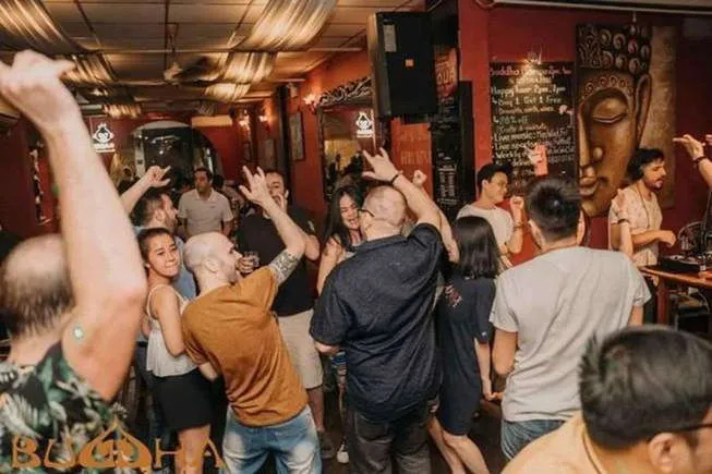 Quán bar ở TP.HCM được hoạt động trở lại - 1