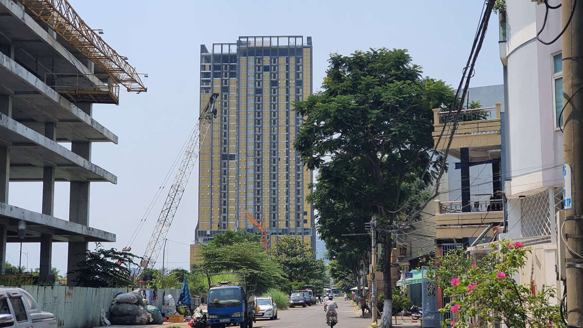 Đà Nẵng:  Dân quan ngại về độ phản quang của hai tòa cao ốc ốp kính vàng tại phường Thuận Phước