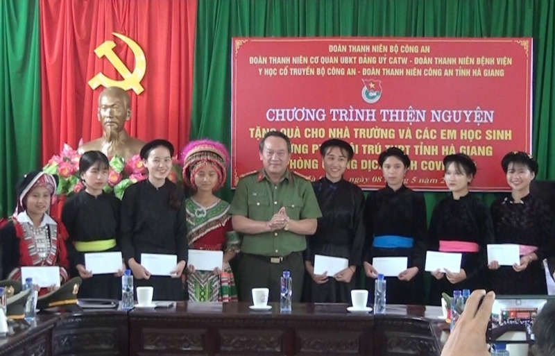 Đo&agrave;n c&ocirc;ng t&aacute;c Thăm v&agrave; tặng qu&agrave; học sinh trường Phổ th&ocirc;ng D&acirc;n tộc nội tr&uacute; tỉnh H&agrave; Giang
