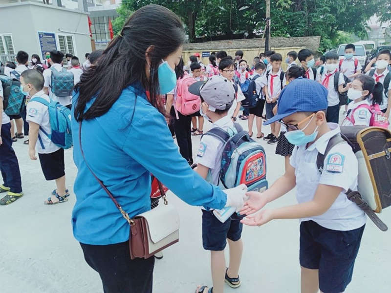 Hoạt động tình nguyện của tuổi trẻ Hoàng Mai giúp các em học sinh yên tâm trở lại trường