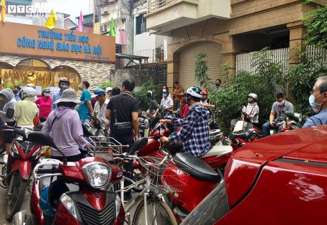 Ảnh: Trường không tổ chức bán trú, phụ huynh chen chúc đón con giữa trưa nắng - 1