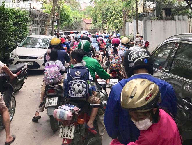 Ảnh: Trường không tổ chức bán trú, phụ huynh chen chúc đón con giữa trưa nắng - 2