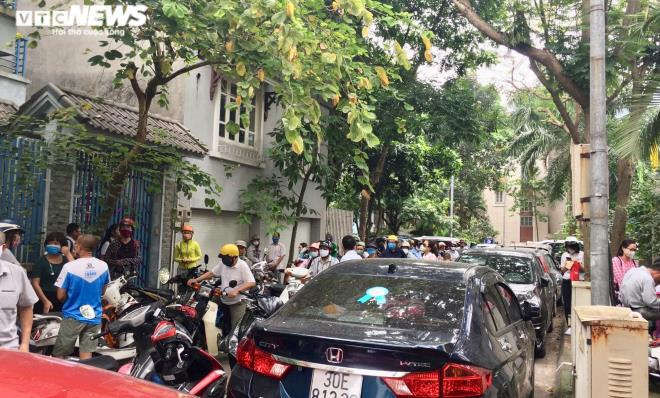 Ảnh: Trường không tổ chức bán trú, phụ huynh chen chúc đón con giữa trưa nắng - 3