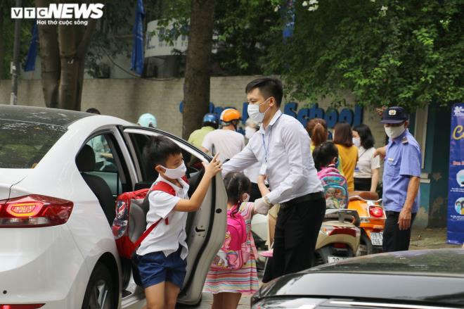 Ảnh: Trường không tổ chức bán trú, phụ huynh chen chúc đón con giữa trưa nắng - 4