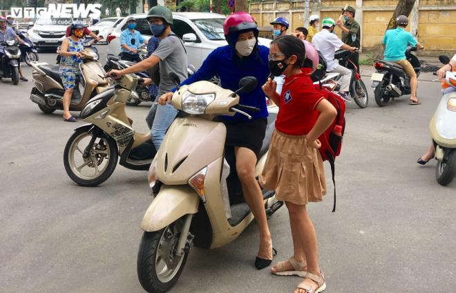 Ảnh: Trường không tổ chức bán trú, phụ huynh chen chúc đón con giữa trưa nắng - 5