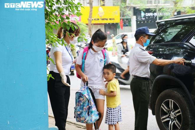 Ảnh: Trường không tổ chức bán trú, phụ huynh chen chúc đón con giữa trưa nắng - 6