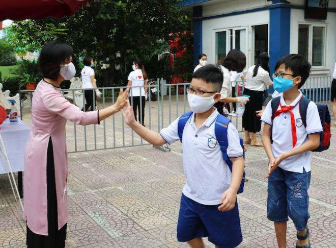 Học sinh tiểu học H&agrave; Nội n&ocirc; nức trở lại trường sau kỳ nghỉ d&agrave;i chưa từng c&oacute; - 1