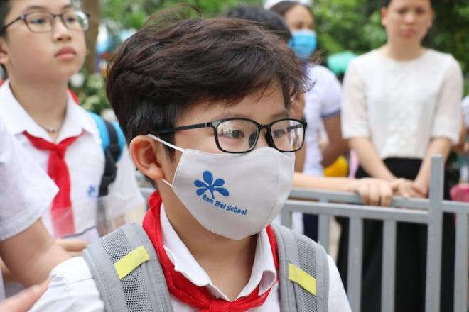 Học sinh tiểu học H&agrave; Nội n&ocirc; nức trở lại trường sau kỳ nghỉ d&agrave;i chưa từng c&oacute; - 4