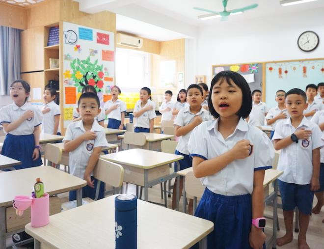 Học sinh tiểu học H&agrave; Nội n&ocirc; nức trở lại trường sau kỳ nghỉ d&agrave;i chưa từng c&oacute; - 5