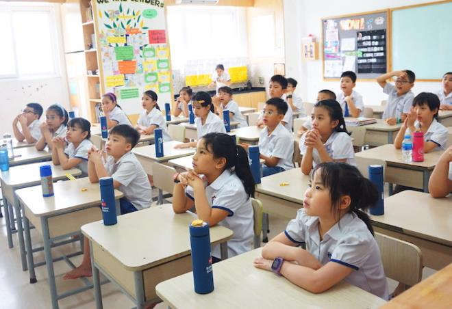 Học sinh tiểu học H&agrave; Nội n&ocirc; nức trở lại trường sau kỳ nghỉ d&agrave;i chưa từng c&oacute; - 6