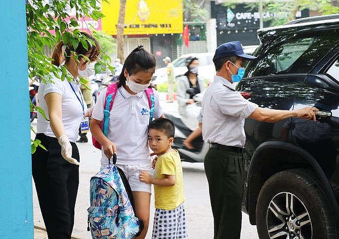 Học sinh tiểu học Hà Nội nô nức trở lại trường sau kỳ nghỉ dài chưa từng có