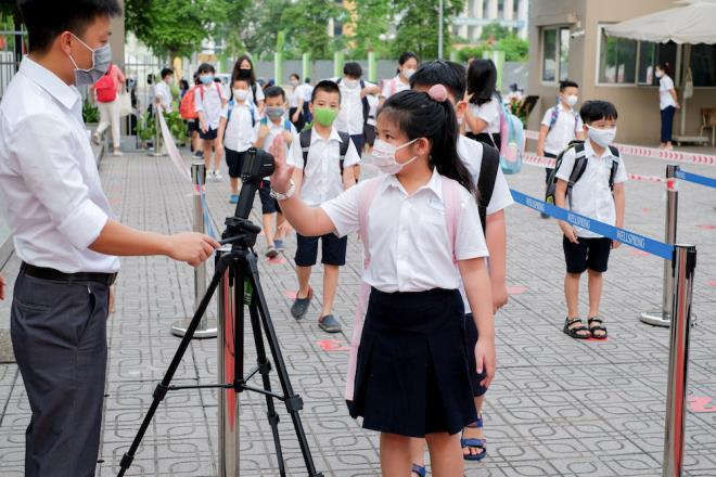 Học sinh được nhận 'lì xì đặc biệt' trong ngày đầu trở lại trường - 1