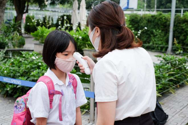 Học sinh được nhận 'lì xì đặc biệt' trong ngày đầu trở lại trường - 2