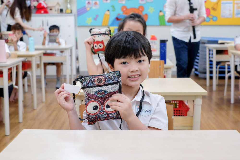 Học sinh được nhận 'lì xì đặc biệt' trong ngày đầu trở lại trường - 4