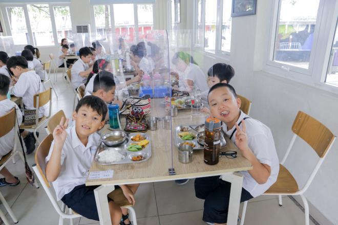 Học sinh được nhận 'lì xì đặc biệt' trong ngày đầu trở lại trường - 8