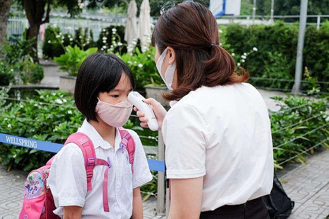 Học sinh được nhận 'lì xì đặc biệt' trong ngày đầu trở lại trường