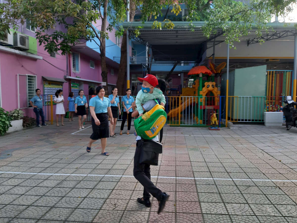 Đà Nẵng: Dở khóc dở cười trong ngày đầu tiên đến trường của trẻ mầm non sau 3 tháng nghỉ học