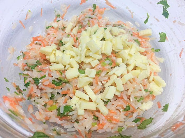 Cơm nguội thừa đừng vội đổ đi, làm cơm nắm kiểu này cả nhà tấm tắc 'may quá không bỏ' - Ảnh 3 Cơm nguội thừa đừng vội đổ đi, làm cơm nắm kiểu này cả nhà tấm tắc 'may quá không bỏ' - Ảnh 3