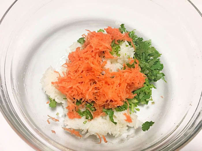 Cơm nguội thừa đừng vội đổ đi, làm cơm nắm kiểu này cả nhà tấm tắc 'may quá không bỏ' - Ảnh 4 Cơm nguội thừa đừng vội đổ đi, làm cơm nắm kiểu này cả nhà tấm tắc 'may quá không bỏ' - Ảnh 4