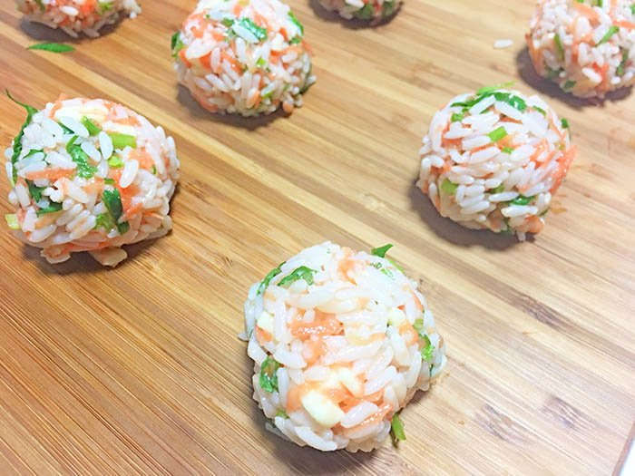 Cơm nguội thừa đừng vội đổ đi, làm cơm nắm kiểu này cả nhà tấm tắc 'may quá không bỏ' - Ảnh 5 Cơm nguội thừa đừng vội đổ đi, làm cơm nắm kiểu này cả nhà tấm tắc 'may quá không bỏ' - Ảnh 5