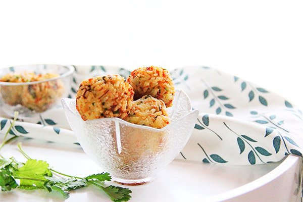 Cơm nguội thừa đừng vội đổ đi, làm cơm nắm kiểu này cả nhà tấm tắc 'may quá không bỏ' - Ảnh 6 Cơm nguội thừa đừng vội đổ đi, làm cơm nắm kiểu này cả nhà tấm tắc 'may quá không bỏ' - Ảnh 6