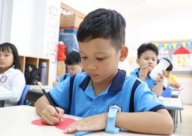 Học sinh kết trái tim khổng lồ tri ân bác sĩ tuyến đầu chống dịch COVID-19    - 1