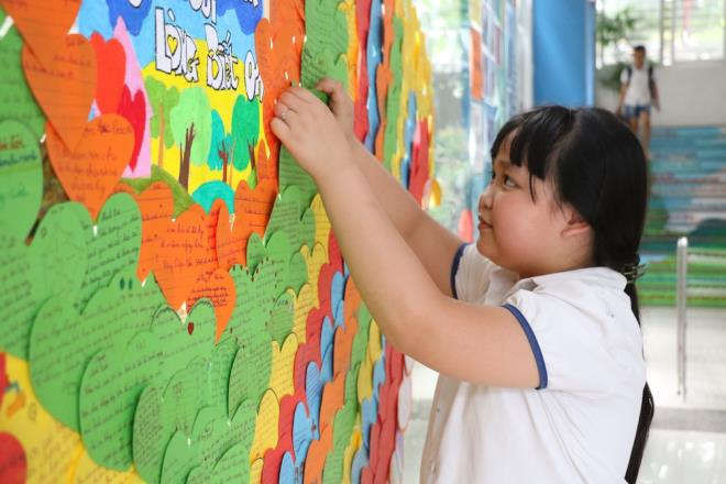 Học sinh kết trái tim khổng lồ tri ân bác sĩ tuyến đầu chống dịch COVID-19    - 3