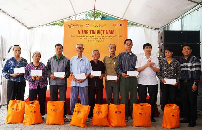 Cha liệt sĩ xúc động khi nhận quà từ chương trình của Tập đoàn T&T Group - 1